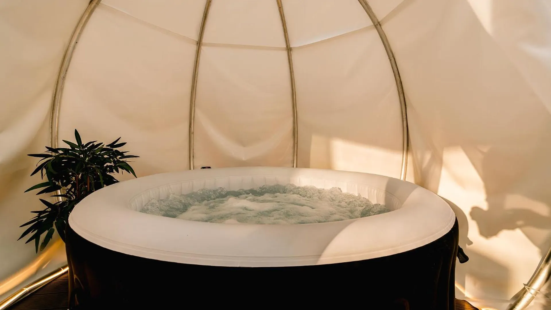 Downtown Scandinavian Igloo With Jacuzzi&Garden Bucharest Romania