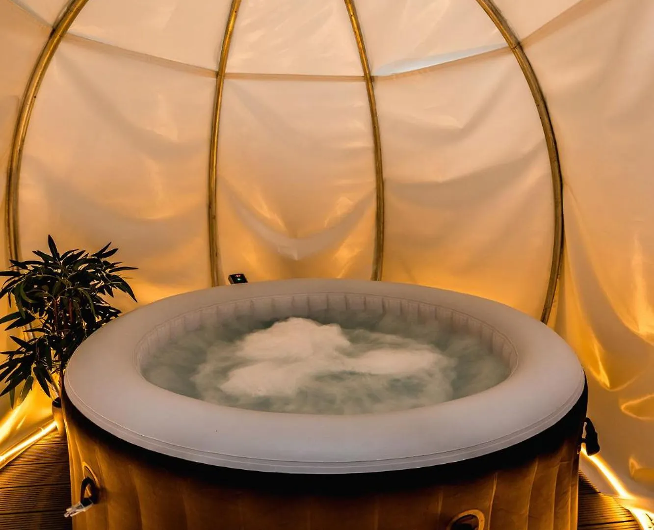 Downtown Scandinavian Igloo With Jacuzzi&Garden Bucharest