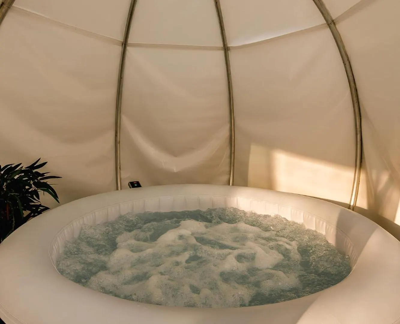 Downtown Scandinavian Igloo With Jacuzzi&Garden Bucharest