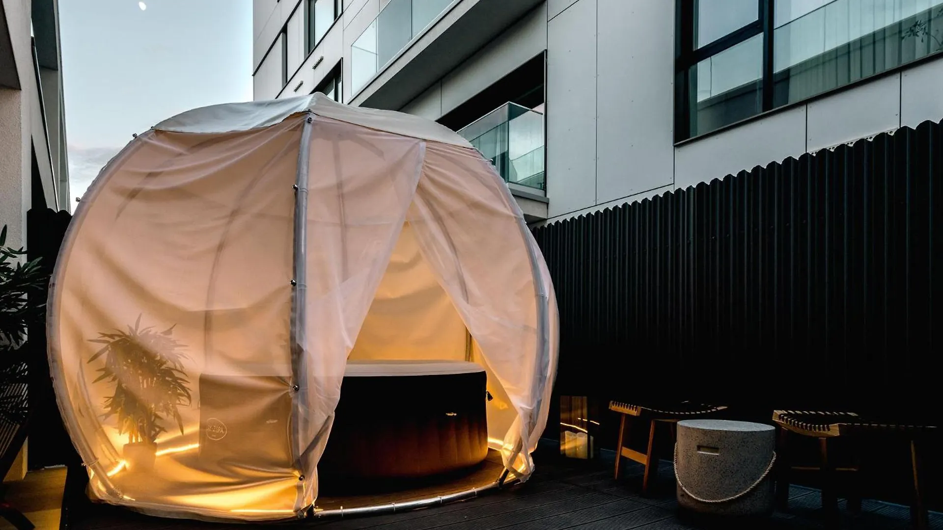 Apartment Downtown Scandinavian Igloo With Jacuzzi&Garden Bucharest Romania